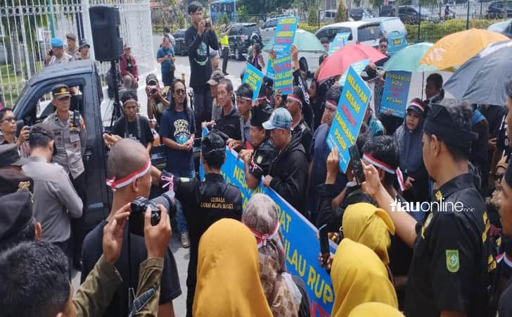 Demo-nelayan-rupat-di-gubernur-riau.jpg