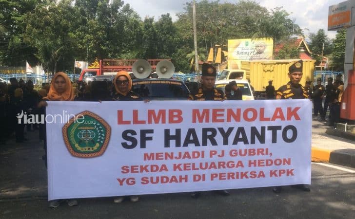 Demo-tolak-sf-hariyanto-jadi-pj-gubri.jpg