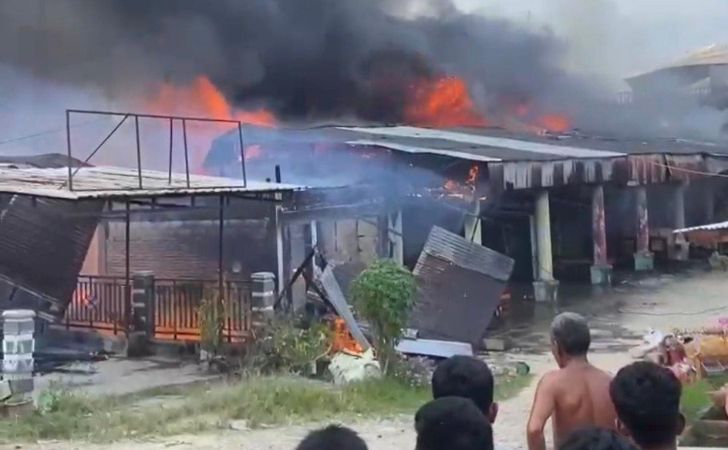 Deretan-toko-terbakar-di-pasar-kuok.jpg