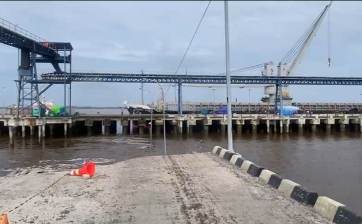 Dermaga-Pelabuhan-KITB-Siak-Ambruk-Satu-Mobil-Jatuh-ke-Laut.jpg