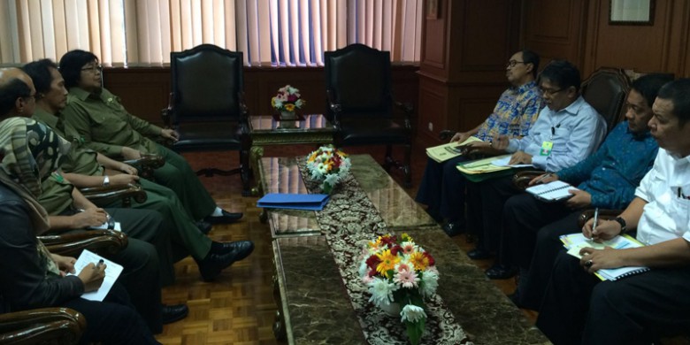 Dialog-Menteri-Siti-Nurbaya-Bupati-Syamsuar.jpg