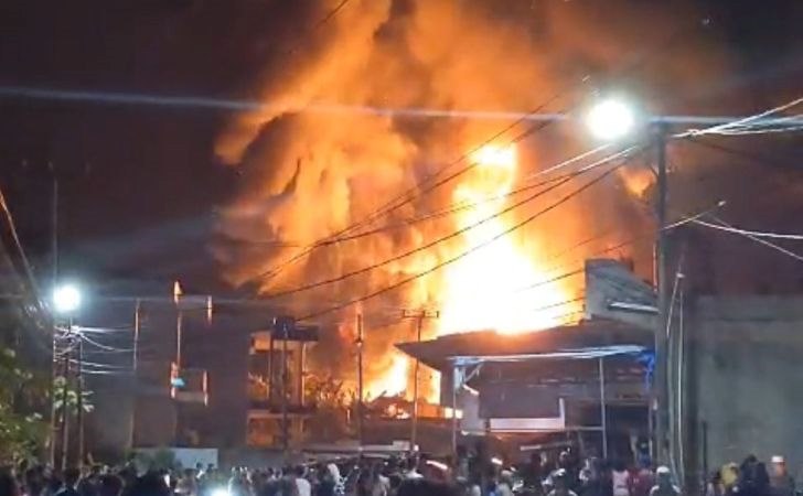 Diduga-Gudang-Solar-Terbakar-di-Tenayan-Raya-12-Unit-Mobil-Damkar-Dikerahkan.jpg