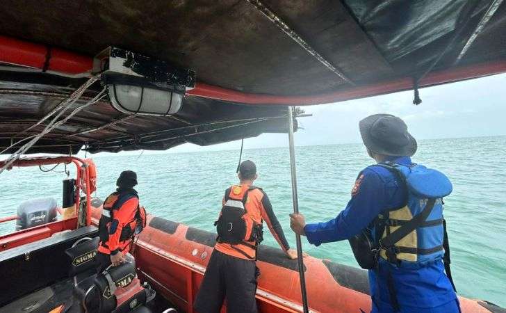 Diduga-Jatuh-ke-Laut-Tim-SAR-Lanjutkan-Pencarian-ABK-KM-Makmur-Jaya-89.jpg