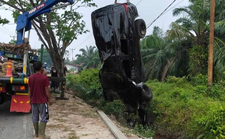 Diduga-Mengantuk-Innova-Tabrak-Mobil-Dinas-DPRD-Bengkalis-hingga-Terbalik.jpg