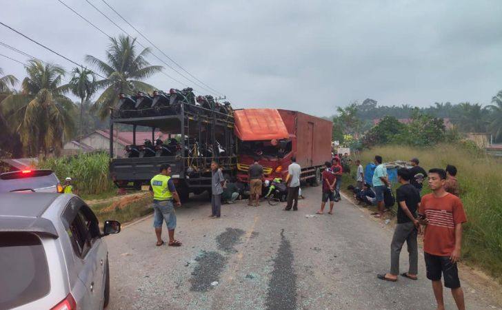 Diduga-Mengantuk-Truk-Angkut-Motor-Tabrak-Truk-Hino-di-Jalintim-KM-140.jpg