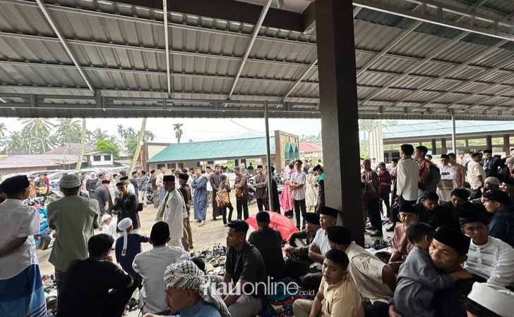 Diguyur-Hujan-Jemaah-Salat-Id-di-Taram-Meluber-hingga-Halaman-Masjid.jpg