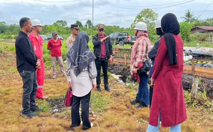 Dinas-Perkimtan-LH-dan-PT-ITA-Tinjau-Lokasi-Kebocoran-Pipa-Minyak-di-Bagan-Melibur.jpg