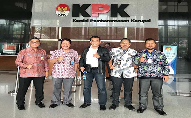 Dirut-Bank-Riau-Kepri-DR.-Irvandi-Gustari-di-KPK-RI.jpg