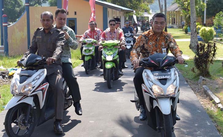 Dirut-Bank-Riau-Kepri-Naik-Motor.jpg