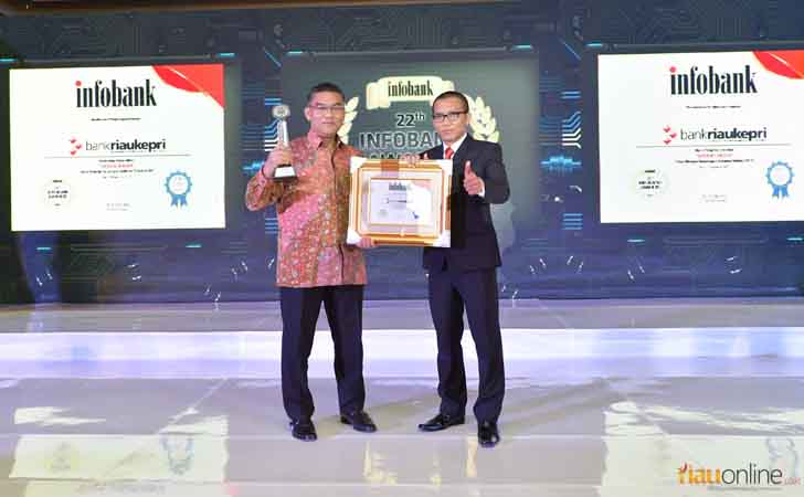Dirut-Bank-Riau-Kepri-Terima-Penghargaan-Infobank-2017.jpg