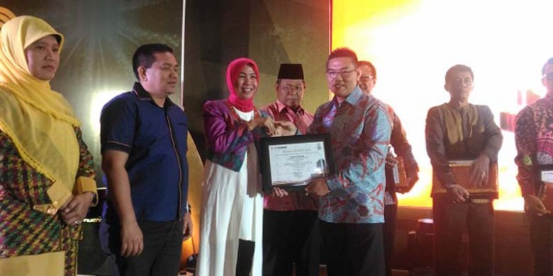 Dirut-Bank-Riaukepri-Serahkan-Penghargaan-UMKM-Award.jpg