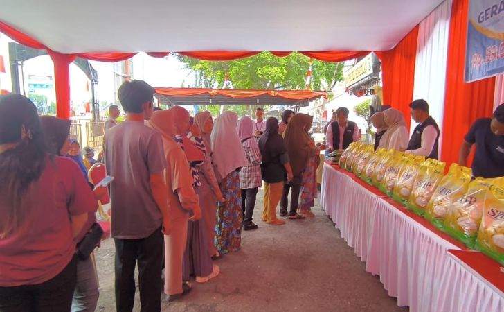 Diserbu-Warga-3-Ton-Beras-Murah-Bulog-di-Polsek-Senapelan-Ludes.jpg