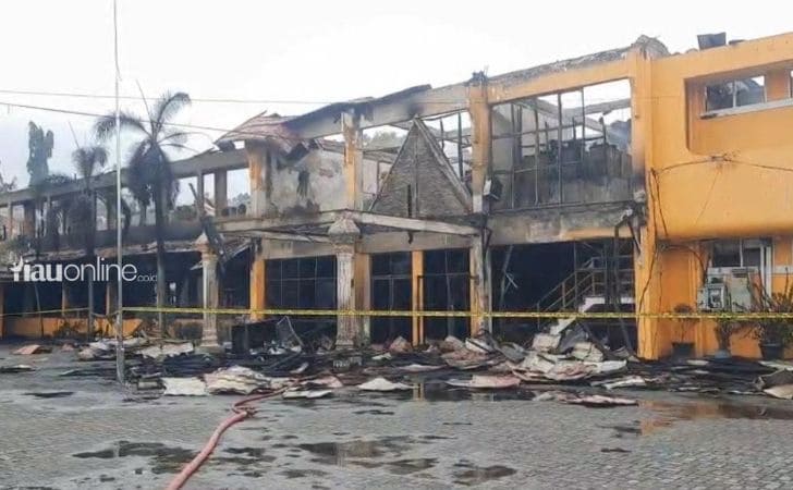 Disnakertrans-Riau-terbakar.jpg