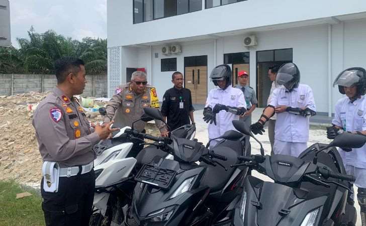 Ditlantas-Polda-Riau-Sosialisasi-Kamseltibcar-Lantas-dan-Safety-Riding-di-SMK-3-Mandau.jpg