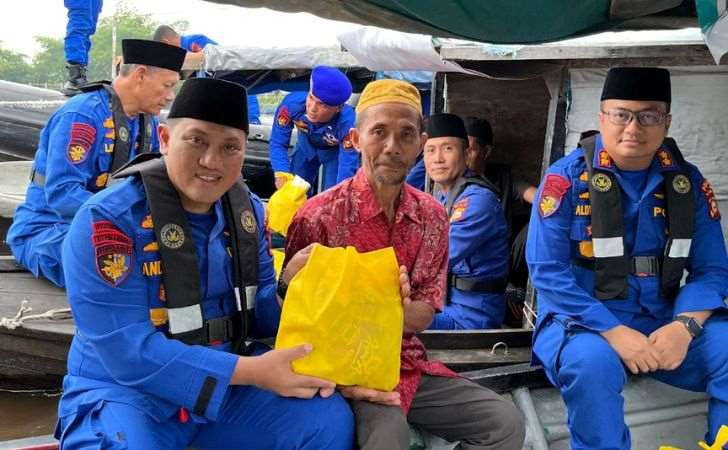 Ditpolairud-Polda-Riau-Berbagi-Sembako-dengan-Nelayan-Pesisir-Sungai-Siak.jpg
