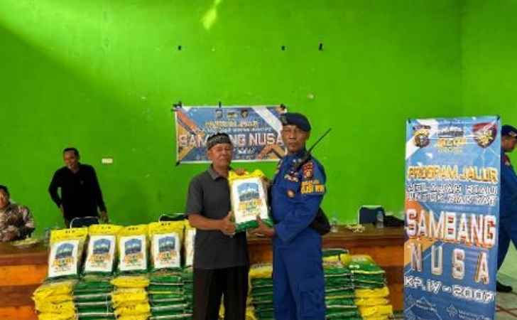 Ditpolairud-Polda-Riau-Salurkan-100-Karung-Beras-untuk-Warga-Pesisir-Siak.jpg