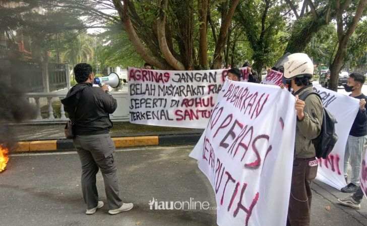Diwarnai-Aksi-Bakar-Ban-KPKN-Sampaikan-Enam-Tuntutan-ke-Pemerintah.jpg