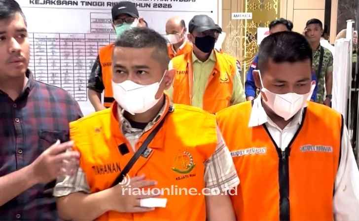 Diwarnai-Isak-Tangis-Keluarga-8-Tersangka-Korupsi-Dana-PI-Digiring-ke-Tahanan.jpg