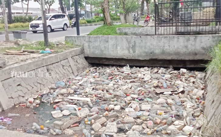 Drainase-di-arifin-ahmad-penuh-sampah.jpg