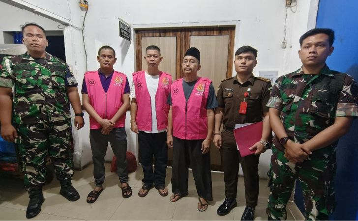 Dua-tersangka-korupsi-proyek-smp.jpg