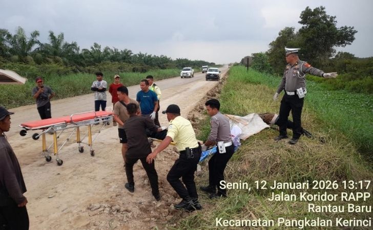 Evakuasi-korban-kecelakaan-di-pelalawan.jpg