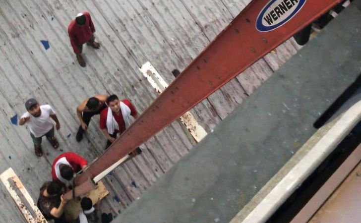 Evakuasi-tamu-hotel-terbakar.jpg