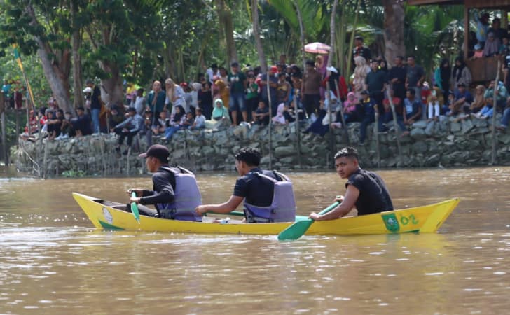 Festival-Pacu-Sampan-di-Pekanbaru.jpg