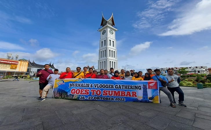 Foto-bersama-PT-CND-dan-para-jurnalis-serta-vloger-di-Bukit-Tinggi.jpg