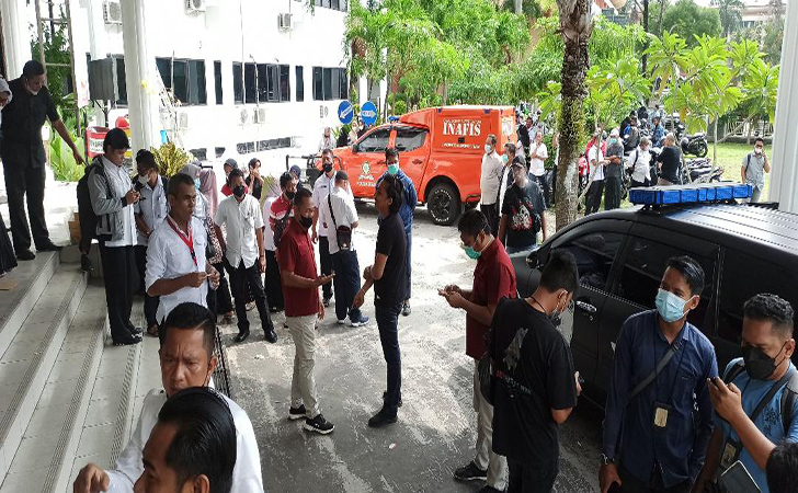 Gedung-Bappeda-dibakar.jpg