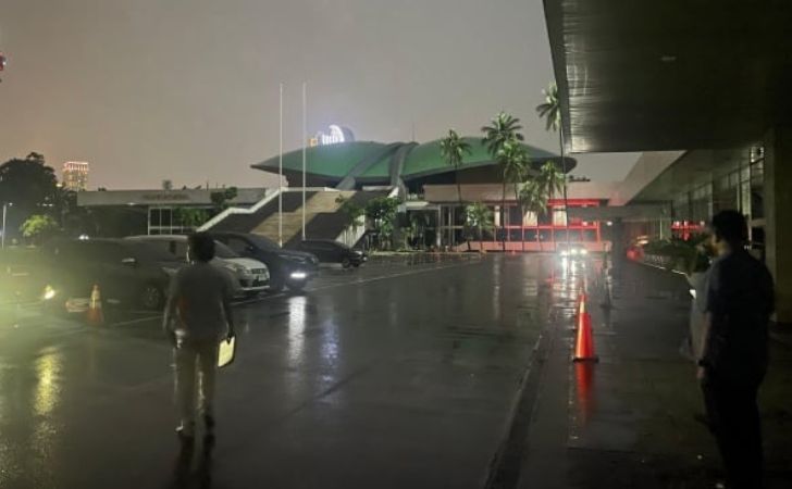 Gedung-DPR-gelap.jpg