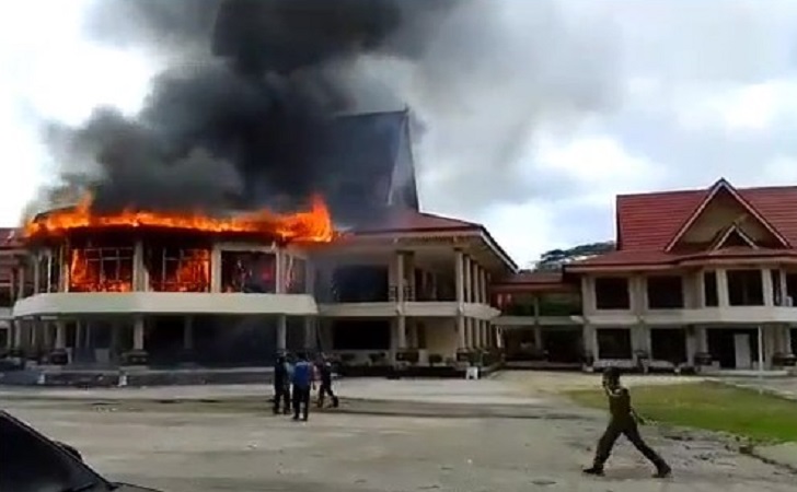 Gedung-DPRD-Inhu-terbakar2.jpg