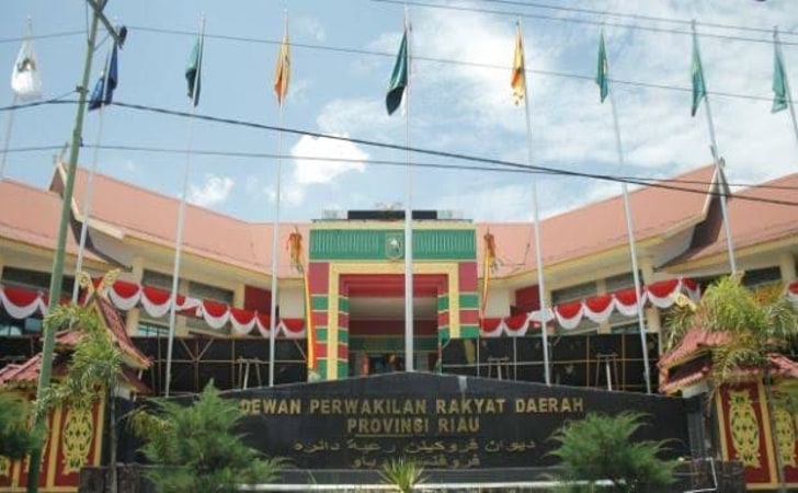 Gedung-DPRD-Riau2.jpg