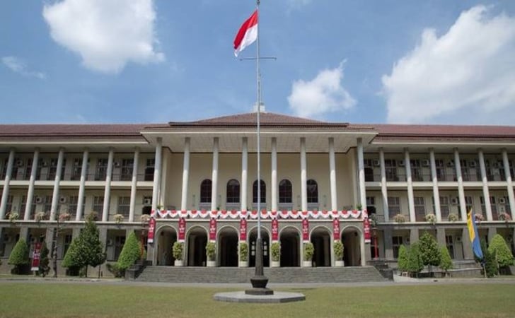 Gedung-UGM.jpg