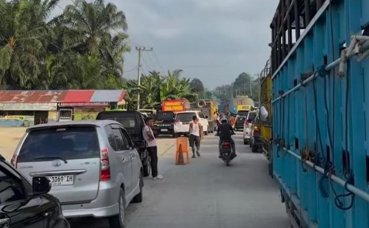 Gerimis-Tak-Halangi-Polisi-Urai-Macet-Parah-Akibat-Antrean-BBM-di-Pelalawan.jpg