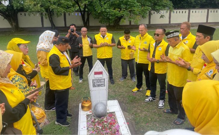 Golkar-Pekanbaru-ziarah-makam.jpg