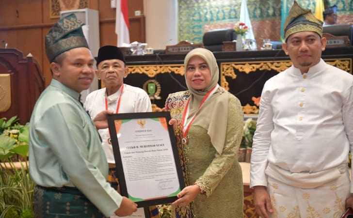 Gubernur-Riau-Abdul-Wahid-anugerahkan-penghargaan-kepada-tokoh-pejuang-Asal-Kabupaten-Bengkalis.jpg