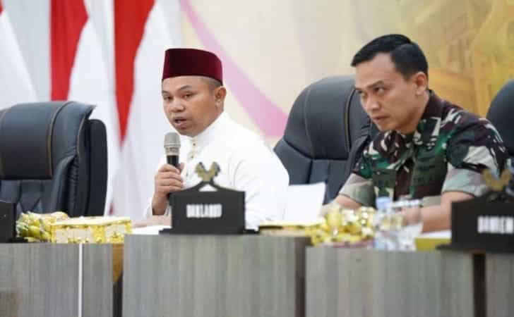 Gubernur-Riau-Abdul-Wahid-pimpin-rapat2.jpg