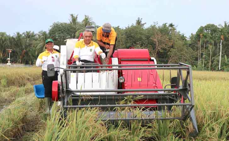 Gubernur-Riau-Coba-Traktor.jpg