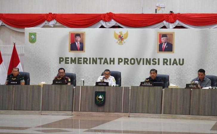 Gubernur-Riau-Edy-Natar-Nasution-menggelar-pertemuan.jpg