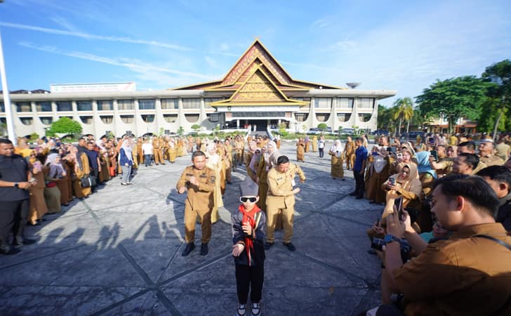 Gubri-Abdul-Wahid-dan-Rayyan-Arkan-Dikha-memperlihatkan-tarian-Pacu-Jalur.jpg