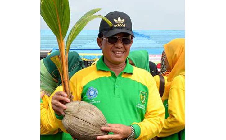 HM-Wardan-dan-Bibit-Pohon-Kelapa.jpg