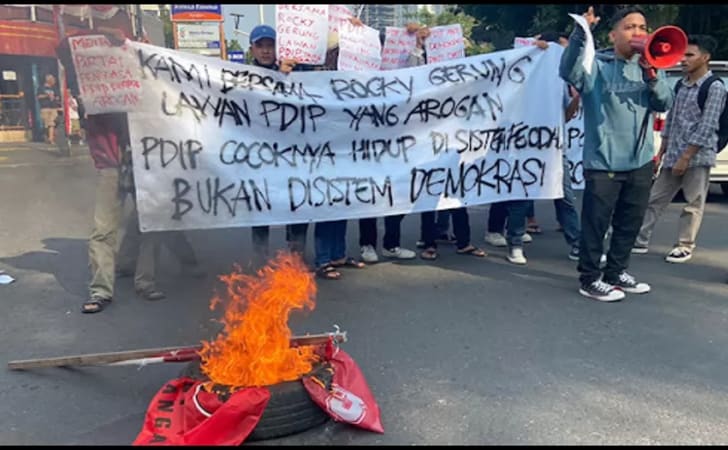 HMI-bakar-bendera-PDIP.jpg