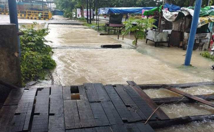 Hati-hati-Banjir-Menggenang-di-Jalan-Soebrantas-dan-Tuanku-Tambusai-Pagi-Ini.jpg