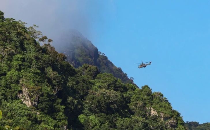Helikopter-tni-cari-pesawat-ATR.jpg
