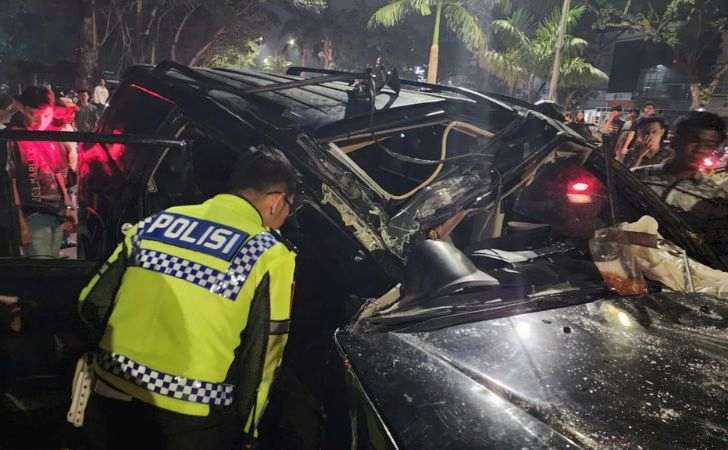 Hindari-Mobil-di-U-Turn-Pelajar-Ngebut-Bawa-Pajero-Tabrak-Tiang-Rambu-Jalan.jpg