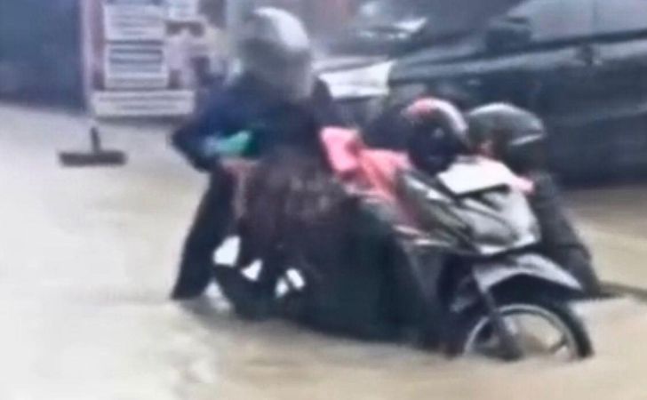 Ibu-anak-terperosok-ke-banjir.jpg