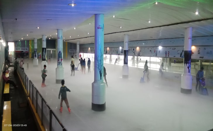Ice-skating-Rink-Mall-SKA-Pekanbaru.jpg