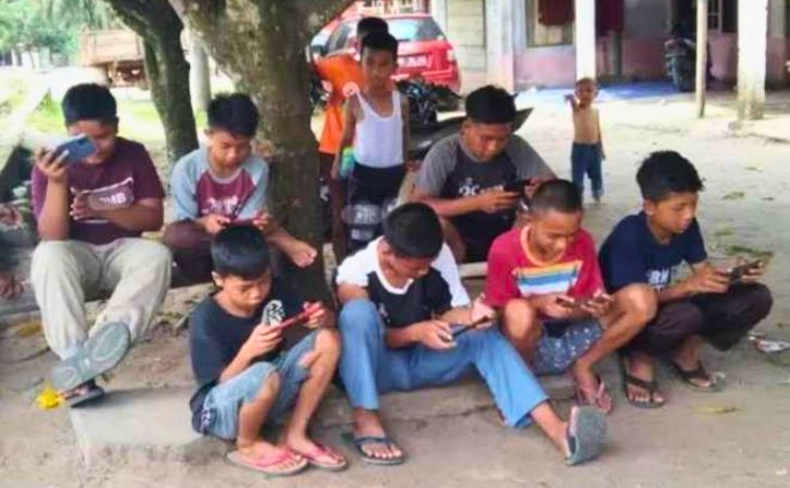 Ilustrasi-anak-anak-main-ponsel.jpg