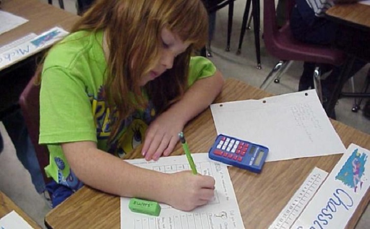 Ilustrasi-anak-anak-sedang-menggunakan-kalkulator.jpg