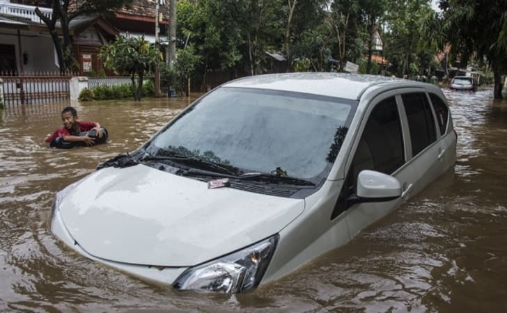 Ilustrasi-mobil-mogok-di-banjir.jpg